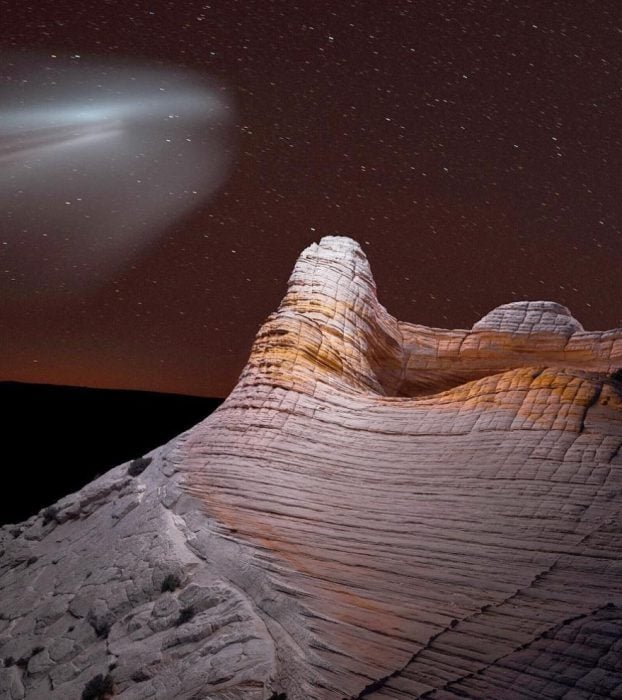 montaña anaranjada con halo de luz