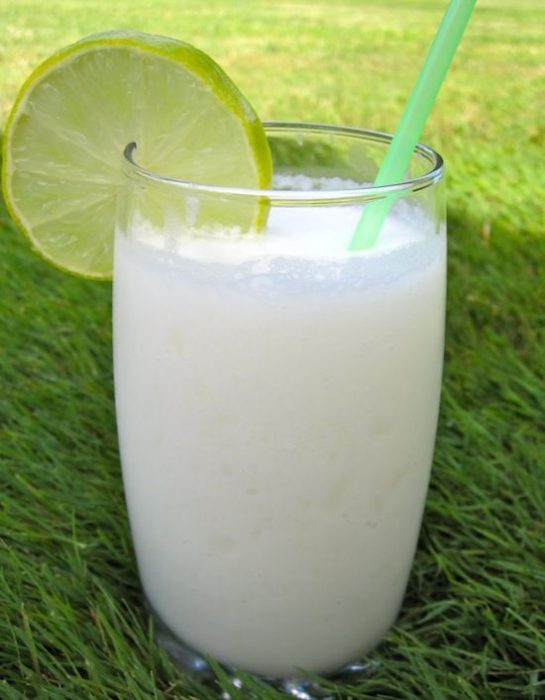 agua de coco con limón