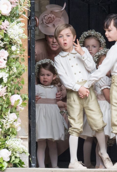 kate middleton mirando feo a sus hijos 