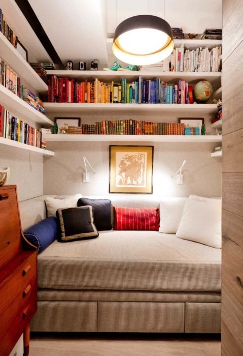 librero en espacio de closet