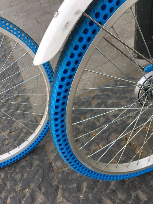 Llantas azules de bicicleta que no necesitan aire