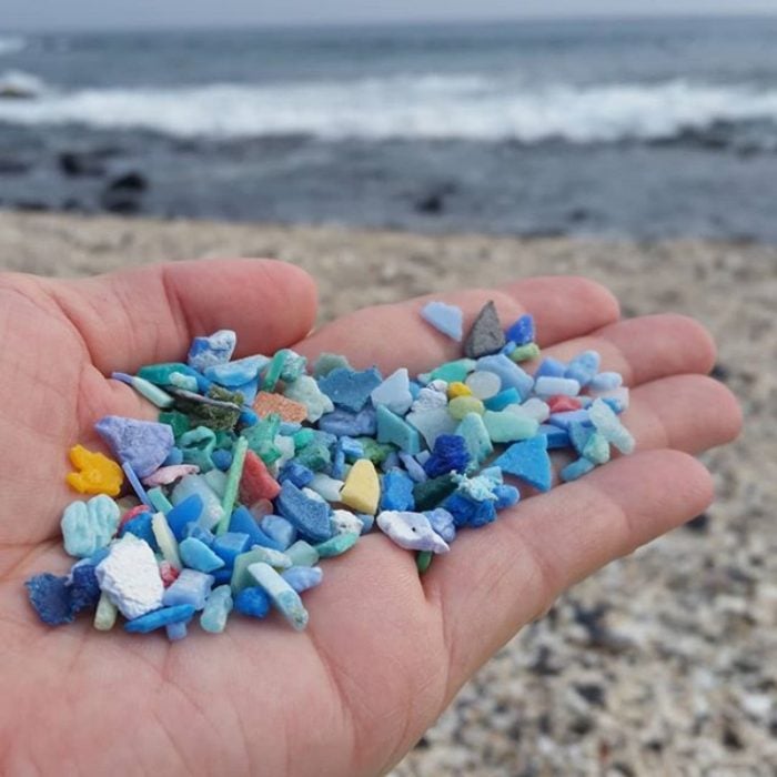 manos llenas de microplásticos
