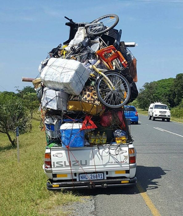 camioneta con muchos muebles