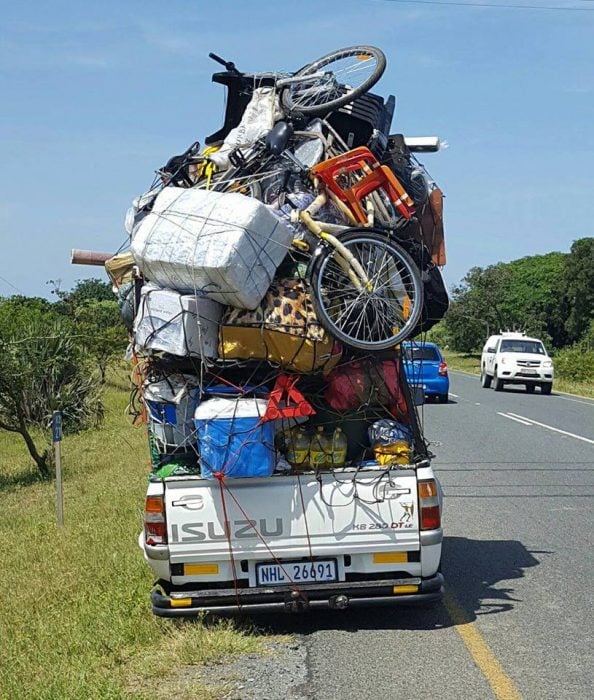 camioneta con muchos muebles