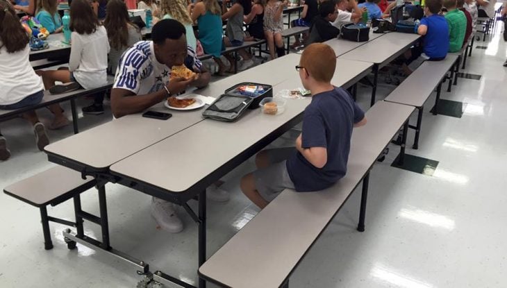 celebridad de americano y niño autista 