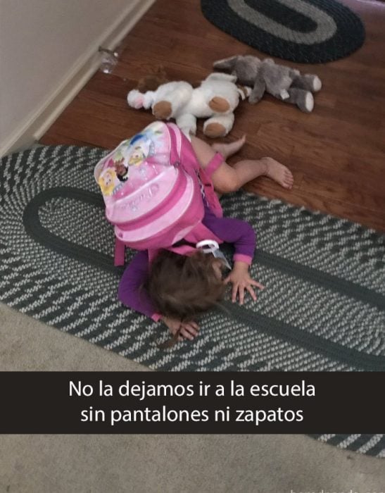 niña llorando tirada en la alfombra