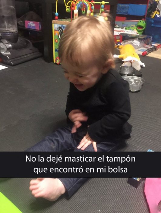 niña de playera negra sentada llorando 