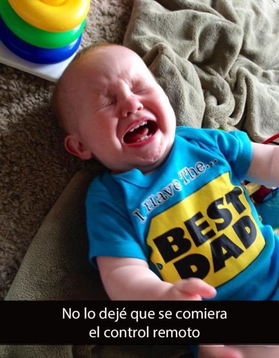 niño llorando porque quería comerse el control remoto