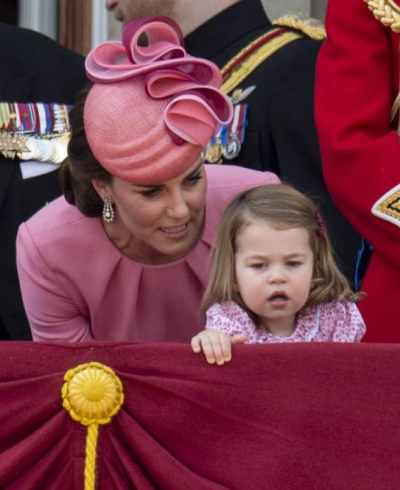 kate middleton vestido rosa y niña 