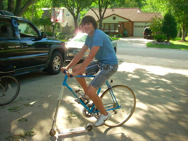 chico en una bici con patín del diablo 