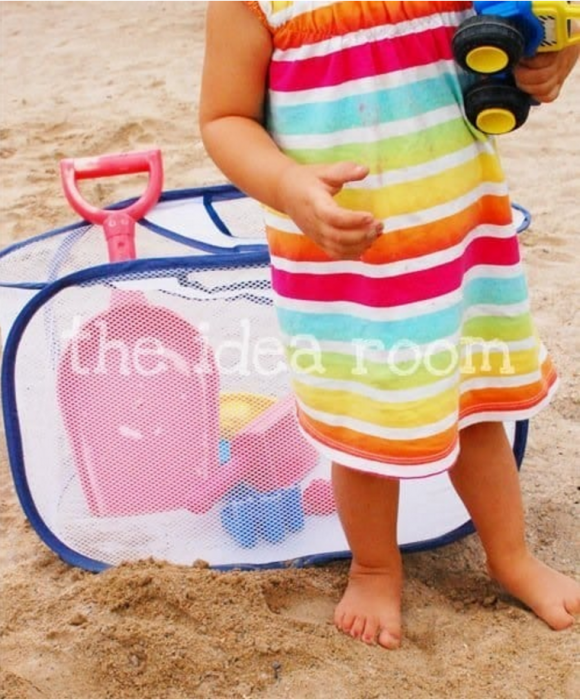 canasta de ropa sucia en la playa