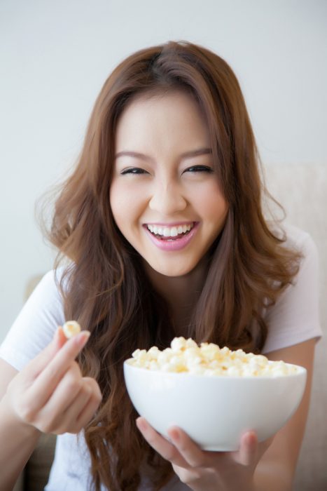 chica comiendo palomitas