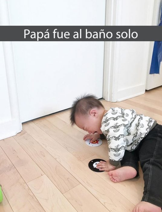 niño llorando fuera del baño