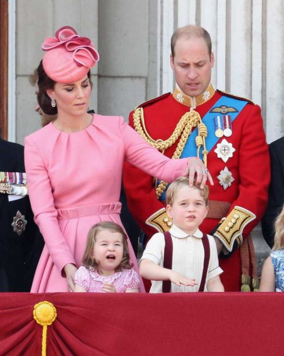 kate middleton peinando a su hijo