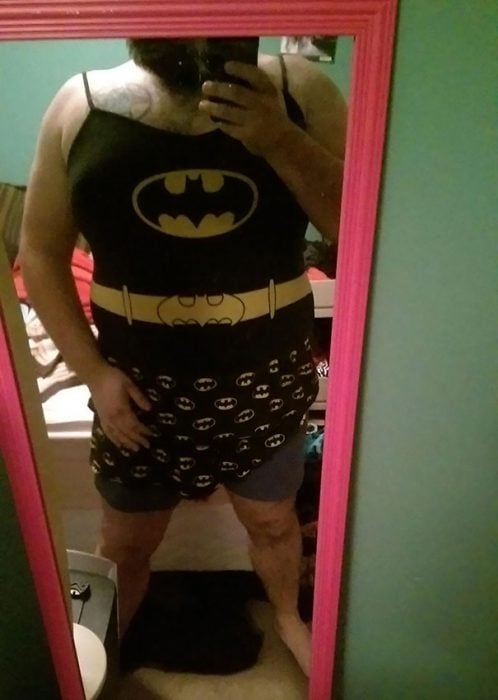 hombre con pijama de mujer de batman