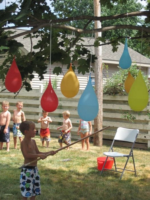 niños jugando a las piñatas de globos llenos de agua