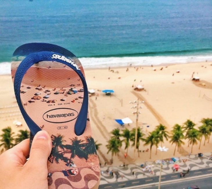 chancla con estampado de playa sobre una playa real 