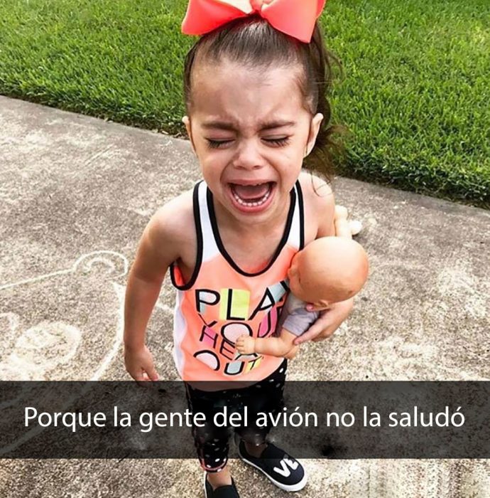 niña llorando porque no la saludaron los pasajeros de un avión