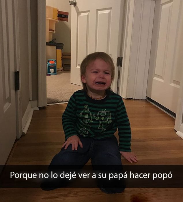 niño llorando porque no lo dejaron entrar al baño con su papá