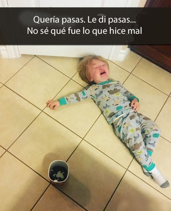 niño llorando tirado en el suelo