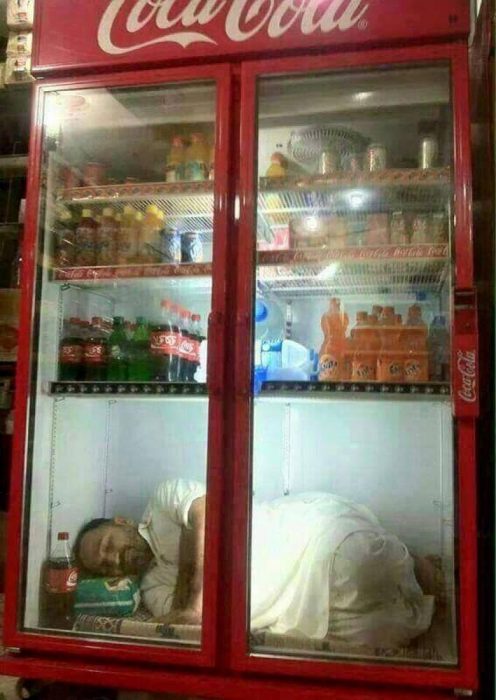 hombre metido en un refrigerador 