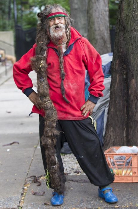 hombre con rasta gigante 