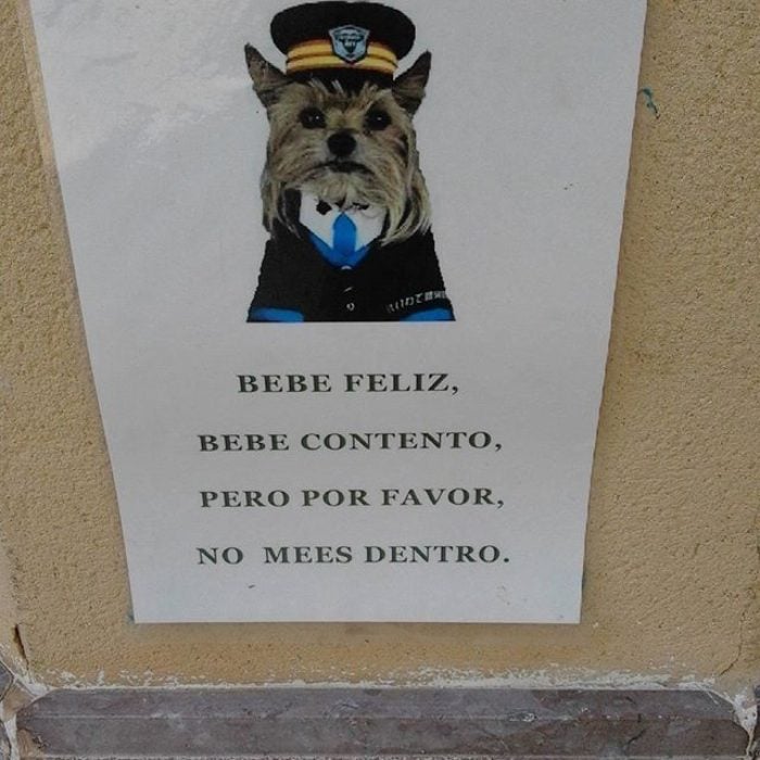 cartel de inodoro con perrito