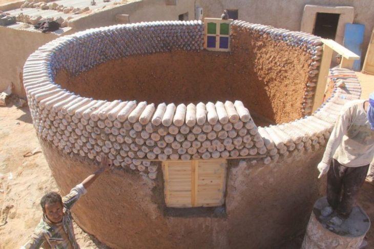 casa hecha con botellas de plástico