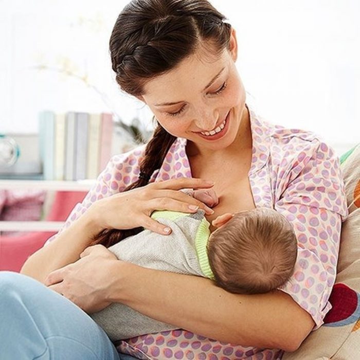 mujer amamantando a su hijo