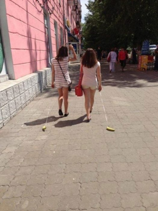 mujeres sacando a pasear a unas bananas