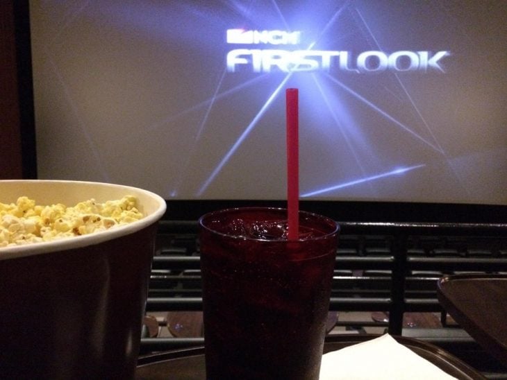 palomitas y vaso en un cine 