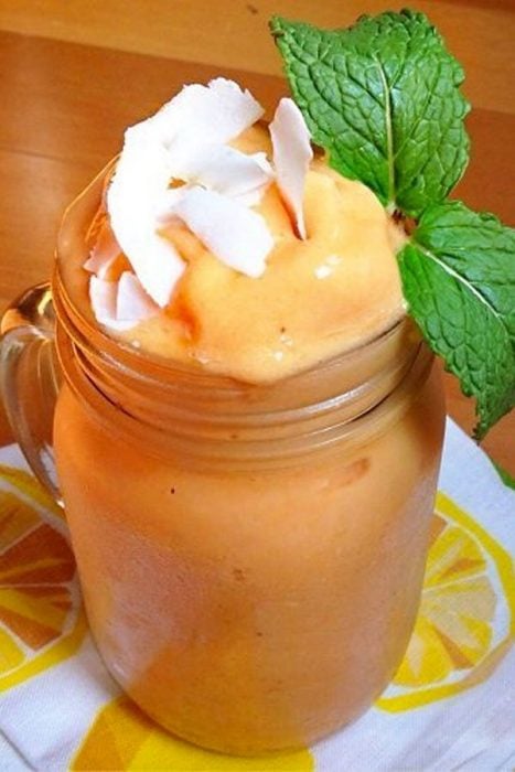 smoothie naranja de papaya-coco