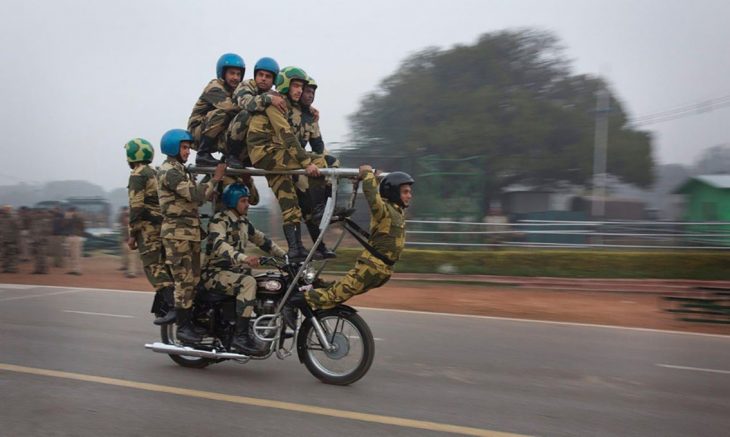 varios soldados en una moto