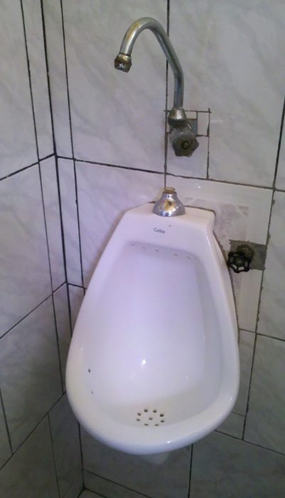 lavamanos justo arriba de urinal 
