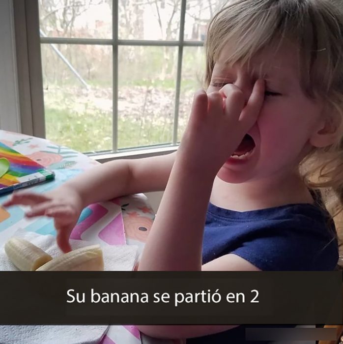 niña llorando porque su plátano se partió en dos 