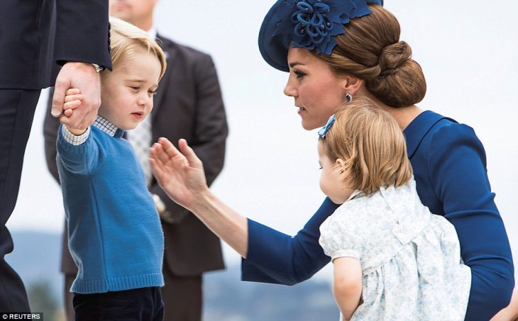 kate middleton cargando a carlota y hablando con gerogie 