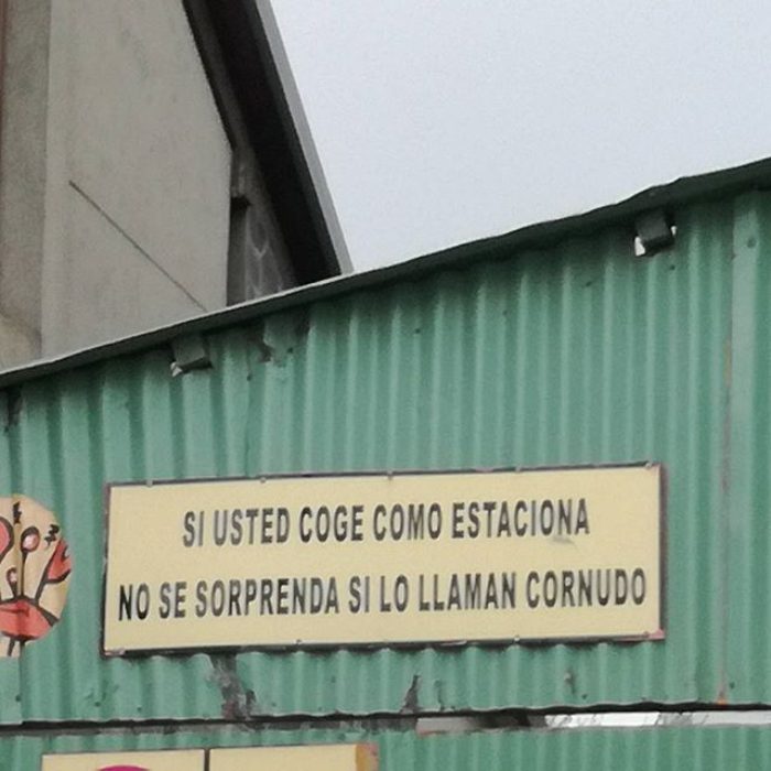 cartel coge como estaciona 