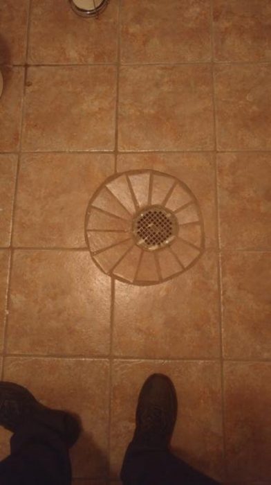 tejitas en circulo un piso de azulejos cuadrados