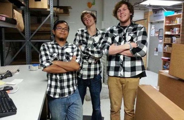 tres chicos con camisa a cuadros 