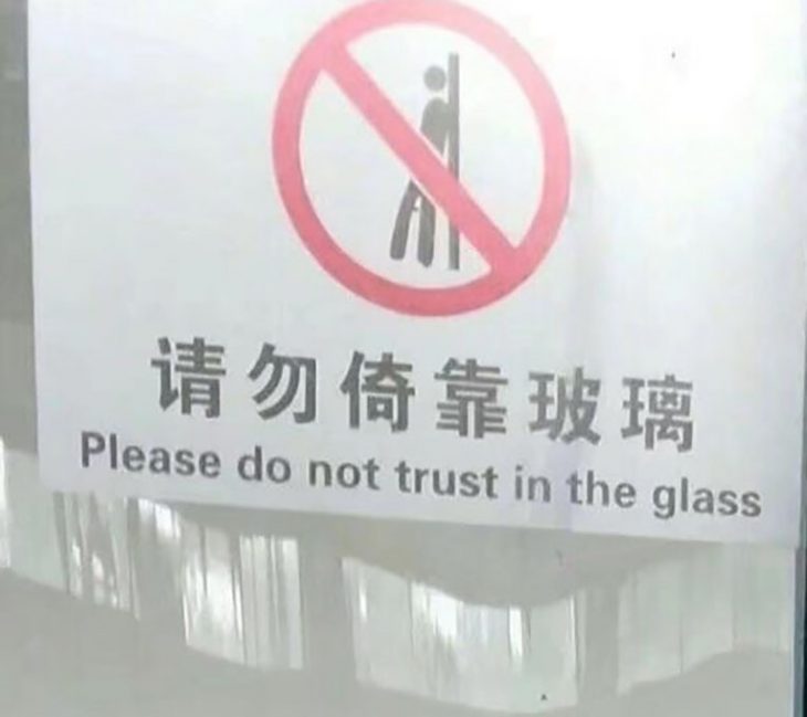 cartel de advertencia sobre vidrio