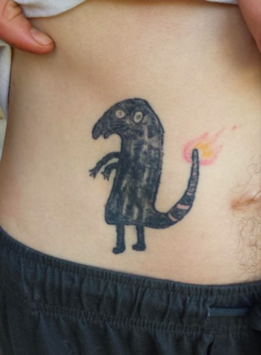 tatuaje mal hecho de un dinosaurio 
