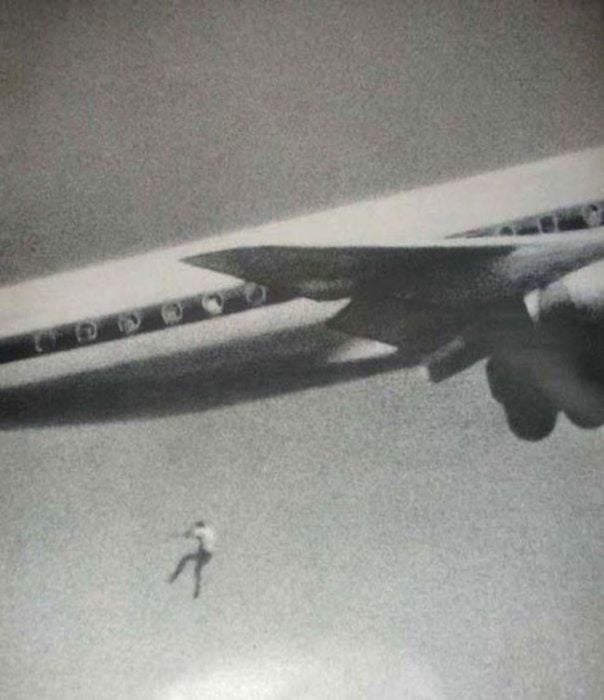 chico cae de un avión 