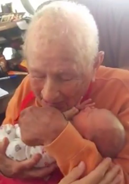 abrazo entre un bebé recién nacido y su bisabuelo de 105 años