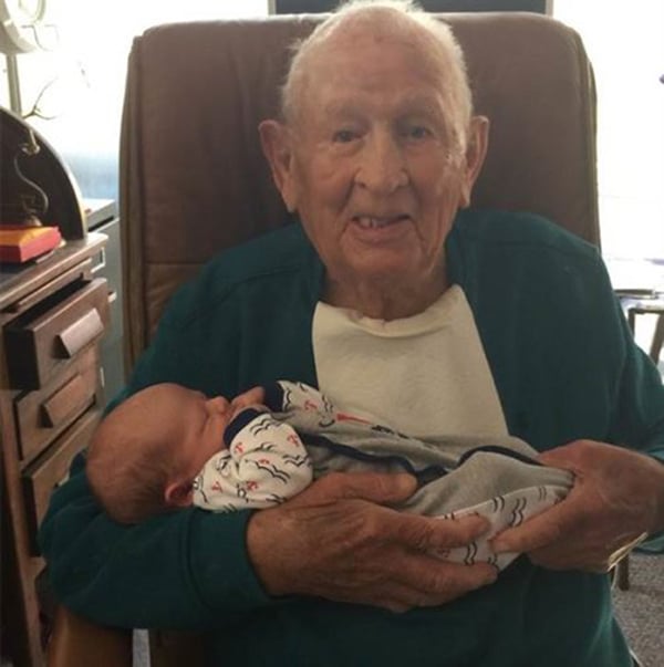 Abrazo entre un bebé recién nacido y su bisabuelo de 105 años
