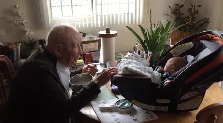 abrazo entre un bebé recién nacido y su bisabuelo de 105 años