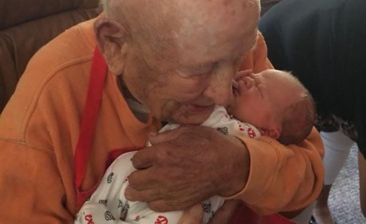 abrazo entre un bebé recién nacido y su bisabuelo de 105 años