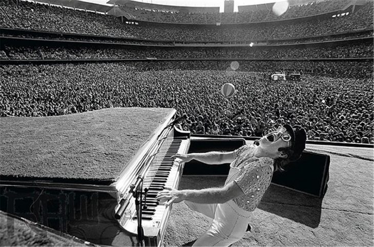 Elton John en un concierto en el estadio de Los Ángeles, 1975