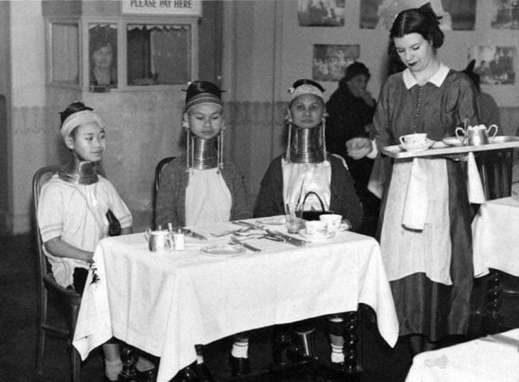 "Mujeres jirafas" tomando el té en Inglaterra, 1935