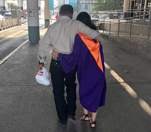 Cruza la frontera en su graduación para ver a su padre