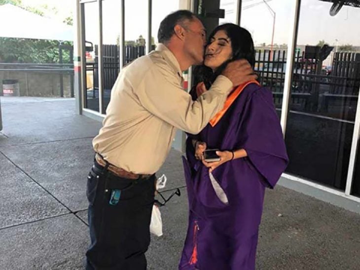 Cruza la frontera en su graduación para ver a su padre